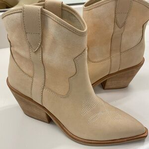 Cowboy short boot style in light beige.